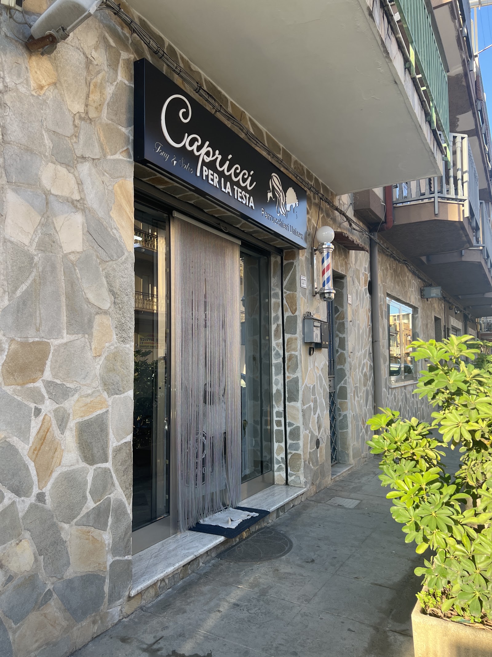 L'ingresso di Capricci per la Testa su Corso dei Mille, con l'insegna storica