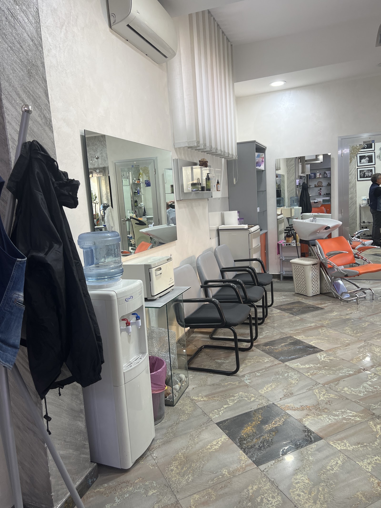 Corridoio del salone con poltrone d'attesa e lavatesta